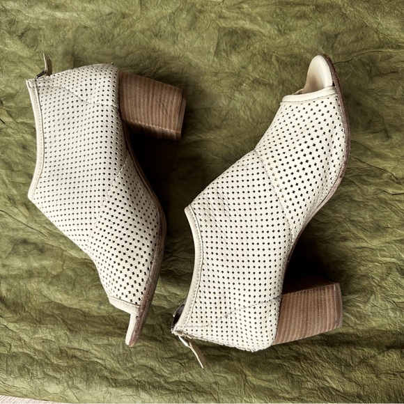 Italian leather peep toe summer bootie. Stack heel, back zipper size 40 - Picture 2 of 5